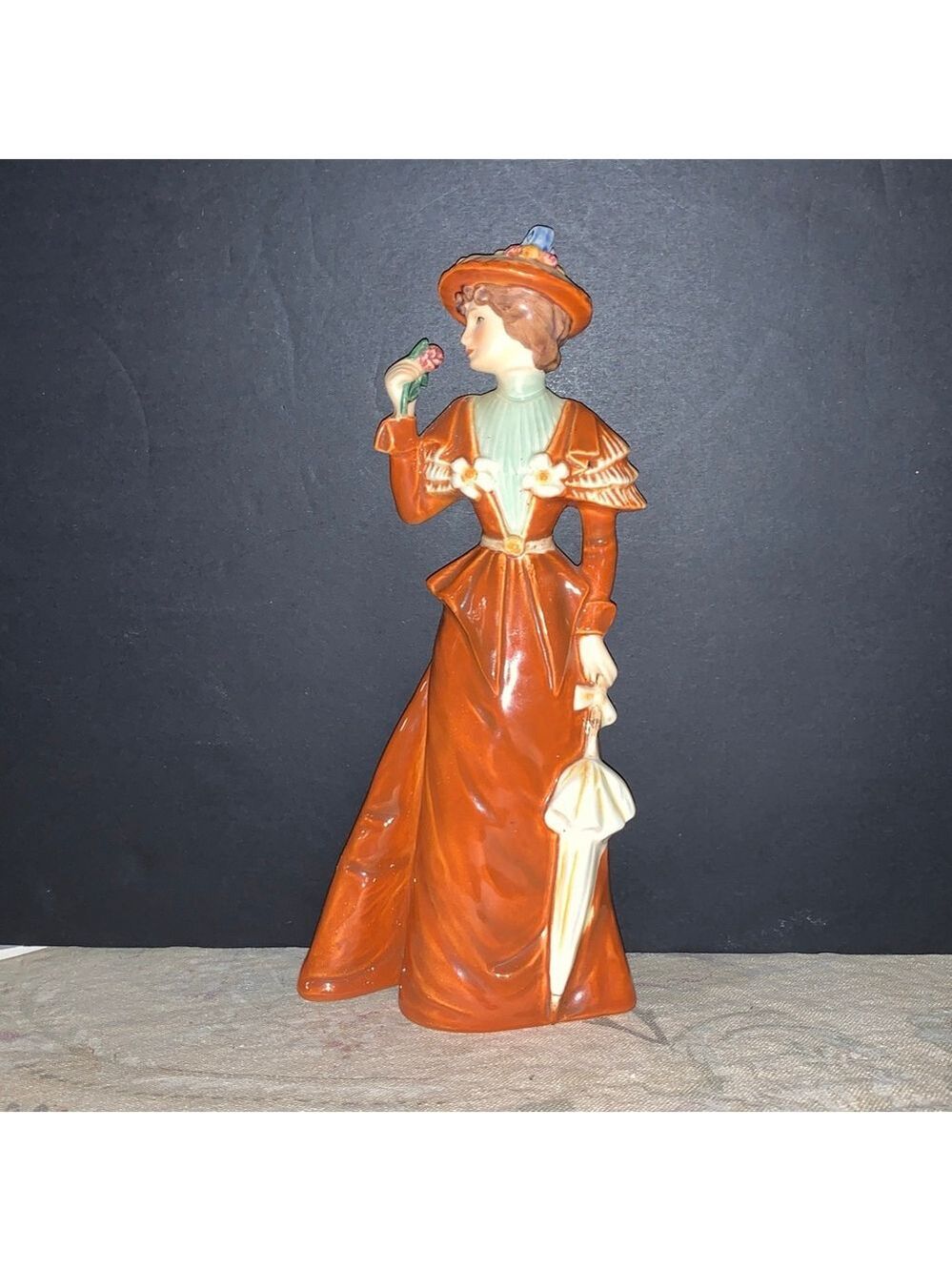 Goebel "The Visitor 1894" Figurine Brown/White
